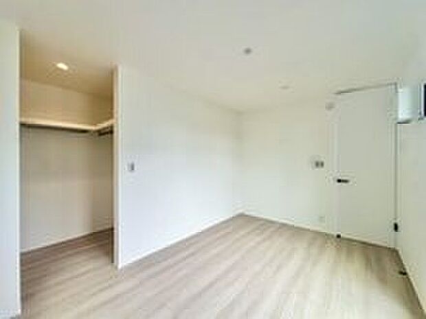 一つ屋根の下にそれぞれの暮らしがある。お部屋ぐらいは自分の価値観で自由にしたい。だからこそ、そのベースはシンプルであるべきだと思う。なぜなら、時の流れで人の好みは変わっていくものだから