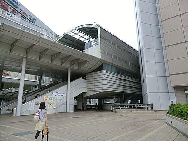 JR中央線「立川」駅まで2450m 徒歩31分。新宿、東京、川崎といった都会から高尾、奥多摩、青梅といった自然豊かな場所までのアクセスが良好です。駅周辺は首都圏有数の規模の繁華街が広がっています。