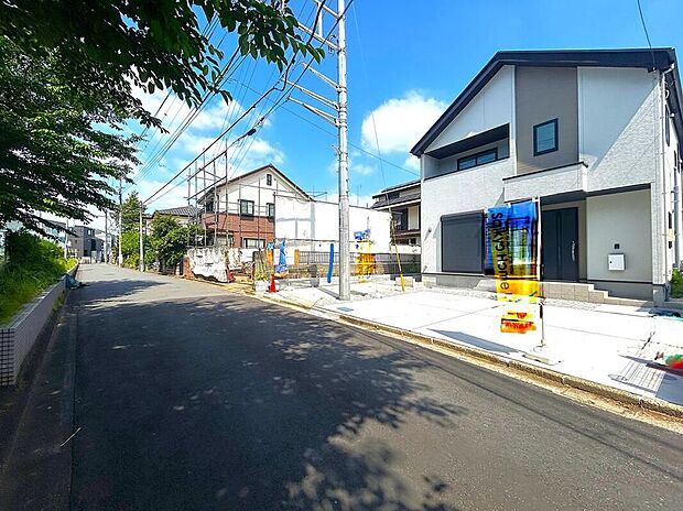 【【前面道路含む現地写真】】前面道路は見通しの良い直線道路で、車の出し入れや歩行時も安心です。複数台の車を使う家庭や、送り迎えの多い子育て世帯にも快適な立地です。
