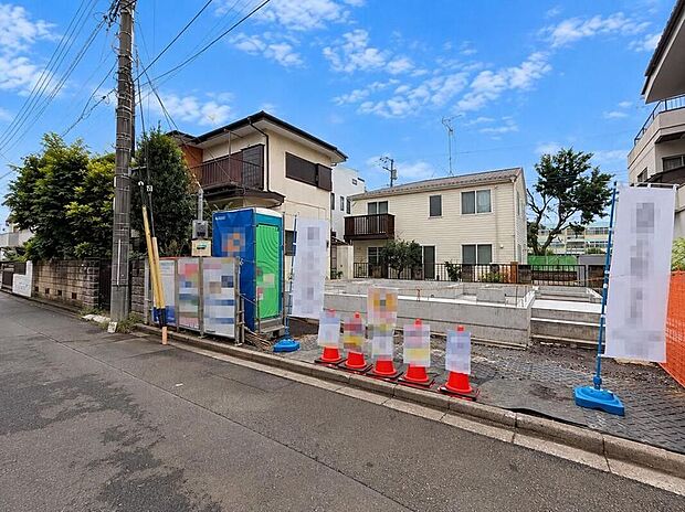 【現地外観写真】青空の下、新しい家族の物語が始まる建築現場です。基礎が完成し、夢のマイホームが着々と形になっています。周辺は穏やかな住宅街で、子育て世代にも安心の環境が広がります。※CG加工により晴天にしています。
