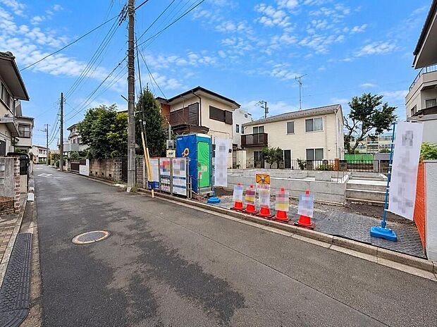 【前面道路含む現地写真】閑静な住宅街に、新しい住まいの基礎が着々と完成へ向かっています。穏やかな環境で、家族の笑顔が溢れる未来を育む暮らしがここから始まります。※CG加工により晴天にしています。