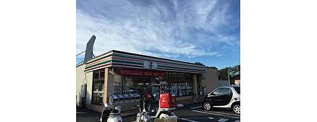 セブンイレブン新座栄1丁目店まで800m 徒歩10分。揚げ物総菜やセブンカフェ、スムージー、セブンミールなどが利用できます。ATMやマルチコピー機が設置されています。24時間営業。