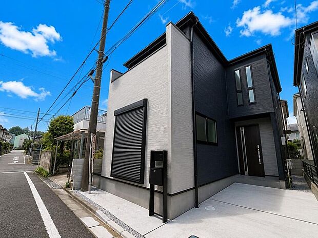 【青梅市末広町1丁目】
バイカラーがモダンな印象の外観デザイン。第三者機関による住宅性能評価を取得しており、安全性に優れた新築分譲戸建てです。JR青梅線「小作」駅へ徒歩10分。※曇りを晴れにCG加