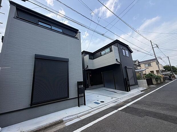 【外観】
モダンで落ち着きのある佇まい。敷地内には1台分の駐車スペースが設けられています(車種による)。前面道路はアスファルト舗装が施され、敷地との段差が少なく、車庫入れも安心です。