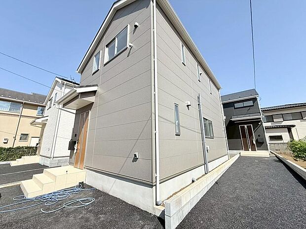 【現地外観写真】【2号棟】
西武国分寺線「恋ヶ窪」駅まで徒歩11分の立地。第一種低層住居専用地域内の、閑静な住宅地に位置しています。/現地(2026年5月)撮影