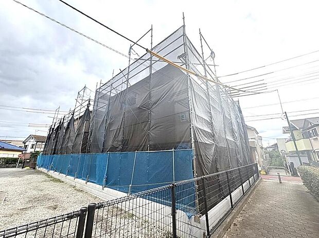 【現地外観写真】「是政」駅徒歩6分&スーパー徒歩4分と暮らしやすい好立地!街並みに映える上質な外観デザインの全3棟。前面道路からの立ち姿も美しく、家族の快適な暮らしを彩る新築分譲住宅です。