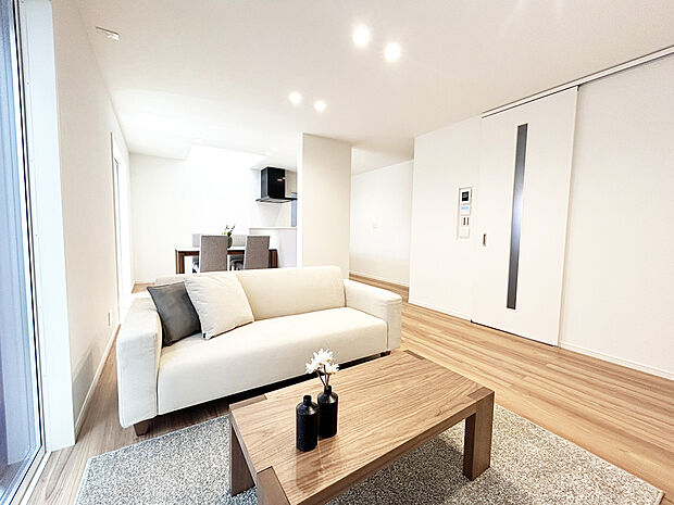 ガス温水式床暖房を搭載し、空気の乾燥、汚すことなく冬場でも快適です。
