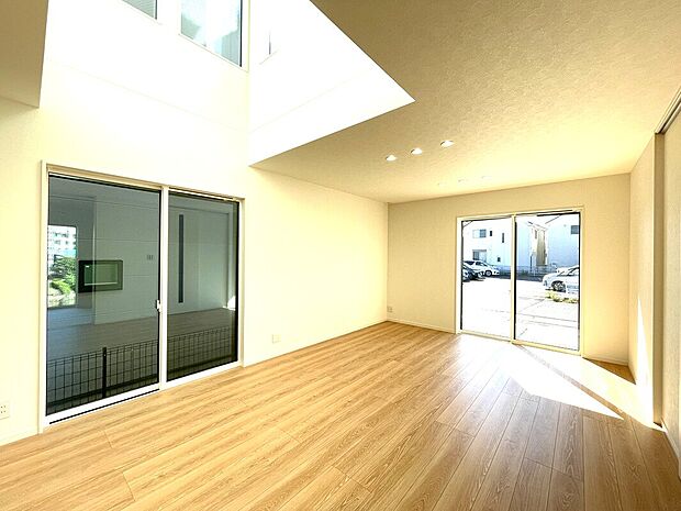 リビング
■南向きのリビングには心地いい日差しが差し込みます
■4人掛けのダイニングセットを置いても横を通り抜けられるゆとりの幅