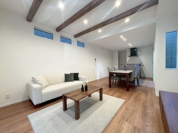 リビング　B号棟　
■木肌の美しいあらわし梁がワンランク上の生活を演出