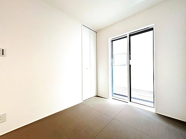 和室
■家の雰囲気を損なわせないモダンなタタミを採用
■使い勝手の良いリビング横和室