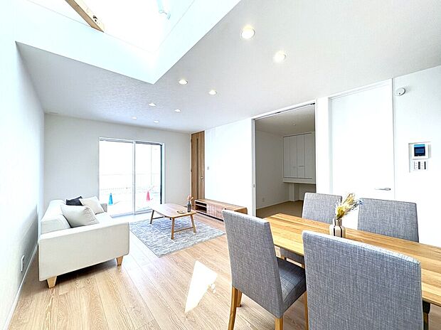 リビング B号棟
■リビングを見渡せる対面キッチンでお子様がいても安心