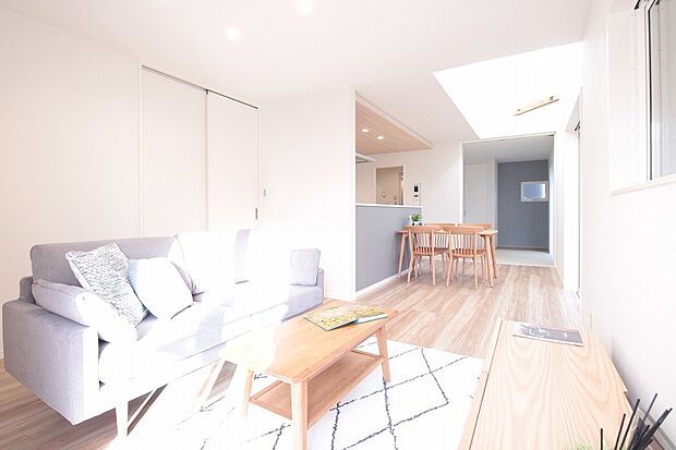 施工例：リビング　同仕様写真　A号棟、B号棟
■吹き抜けにより、リビングを明るく広く感じさせます
■4人掛けのダイニングセットを置いても横を通り抜けられるゆとりの幅