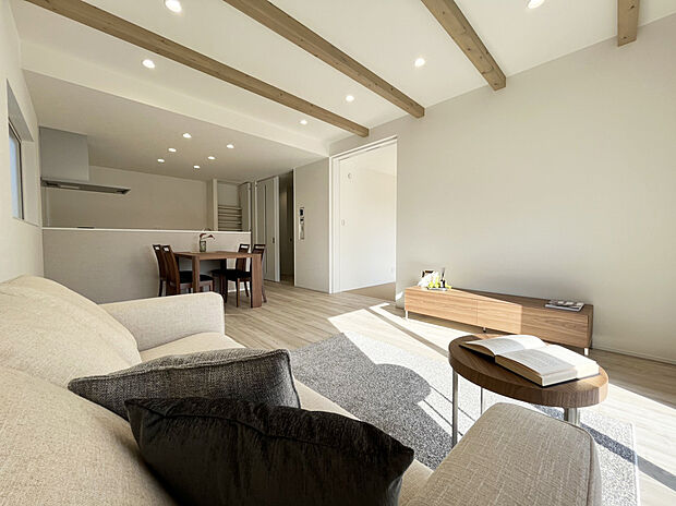 リビング　施工例
■木肌の美しいあらわし梁がワンランク上の生活を演出