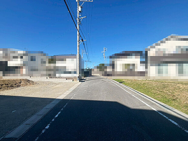 東側前面道路
2025年12月撮影