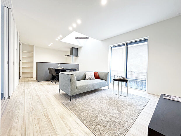 リビング施工例写真　ガス温水式床暖房を搭載し、空気の乾燥、汚すことなく冬場でも快適です。土間収納・納戸・階段下収納など、収納力豊富な間取りです！

