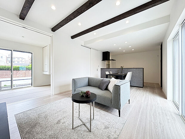 リビング施工例写真　ガス温水式床暖房を搭載し、空気の乾燥、汚すことなく冬場でも快適です。
