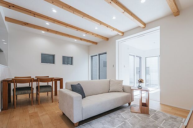 リビング　同仕様
■木肌の美しいあらわし梁が、ワンランク上の生活を演出
