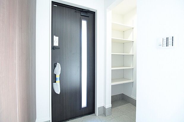 【土間収納　B号棟　同仕様写真】■土間収納はベビーカーなどをたたまず、そのまま収納できます。ゴルフバッグやお子様の外用玩具などそのまましまえるので家事の時短にも！