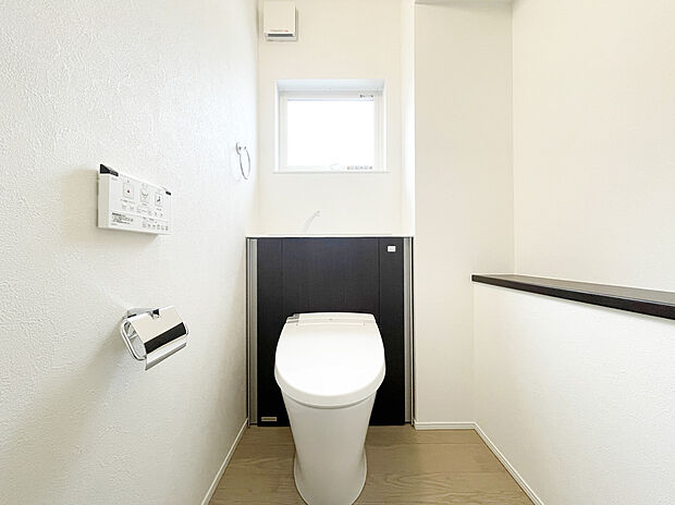 【トイレ　施工例写真】■INAX　「ベーシアピタ フチレス」。汚れにくくお掃除のしやすいフチレス形状の便器を採用することで少ない水でもしっかり汚れを洗い流し、清潔でデザイン性のある空間を実現します。