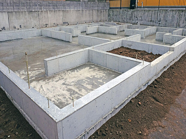 【べタ基礎工法】地盤に施工された鉄筋コンクリート面全体で建物を支える構造になっているため、地震や台風などの捻じれや歪みを食い止め、衝撃を効果的に地盤へ逃すことができます。また、シロアリ発生の原因になる床下の湿気対策にもなります。