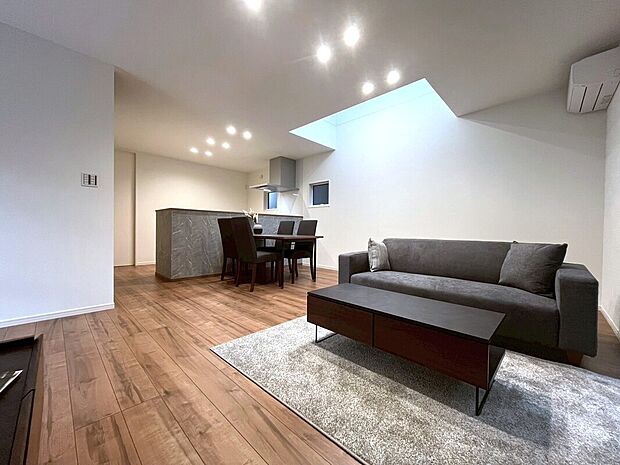 【リビング】■リビングを見渡せる対面式キッチンだからお子様がいても安心
■吹き抜けにより、リビングを明るく広く感じさせます