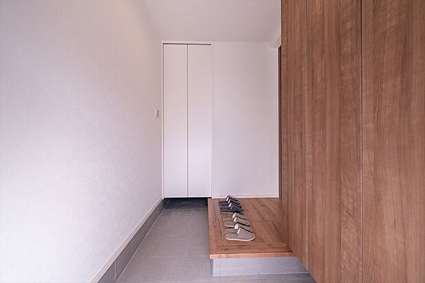 【土間収納　A号棟　同仕様写真】■玄関横の土間収納にはお子様の外遊びの道具やベビーカー、ゴルフバッグもそのまま収納することが可能。