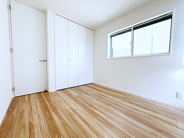 【洋室　C号棟】■安全にも配慮。窓の位置を高くした子ども部屋。小さなお子様の転落を防ぎます。