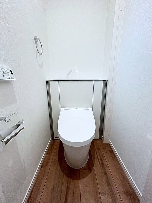 【トイレ】■INAX 「ベーシアピタ フチレス」。汚れにくくお掃除のしやすいフチレス形状の便器を採用することで少ない水でもしっかり汚れを洗い流し、清潔でデザイン性のある空間を実現します。