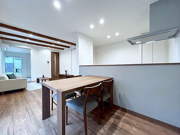 【リビング】■リビングを見渡せる対面式キッチンだからお子様がいても安心