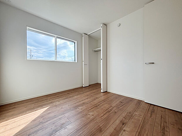 【洋室】■子ども部屋にも広々クローゼット。吊りレールで開閉がスムーズにおこなえます。