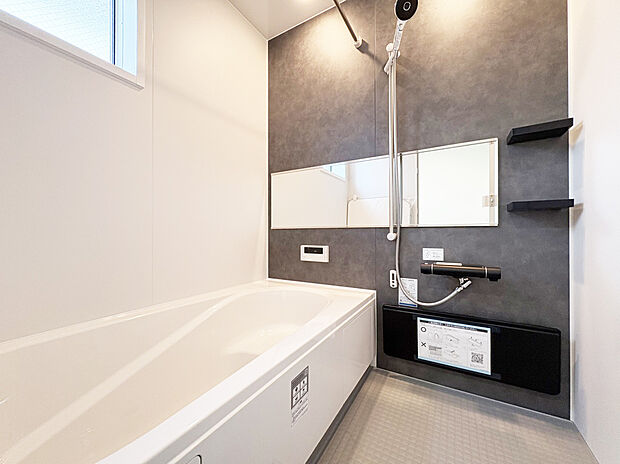 【リクシル　システムバスルーム「AX」】【キレイサーモフロア】
スポンジが奥まで入り、お掃除ラクラク。独自の断熱層で寒い冬場でもヒヤッとしません。
【サーモバスS】
浴槽保温材と保温組フタのダブル保温で、時間が経っても浴槽内の温度を最小限に抑えます。
半身浴のできるベンチ付きの節水型の浴槽、排水口はシャワーなどの排水時に渦を起こして髪の毛やゴミをまとめてくれるためお掃除簡単で汚れもつきにくい構造になっています。