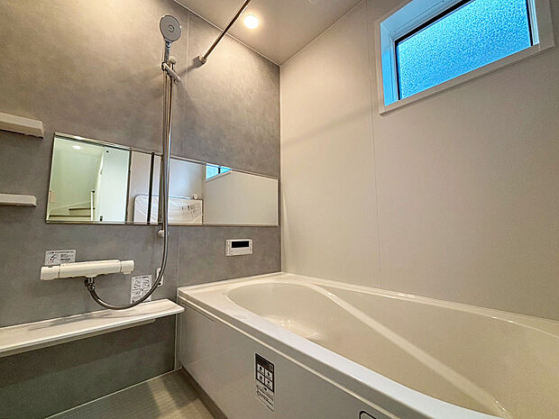 【浴室 B号棟現地写真】■リクシル システムバスルーム「AX」。フロアはスポンジが奥まで入り掃除がラクラク。また独自の断熱層を使用しているため冬場でも冷やっとしません。