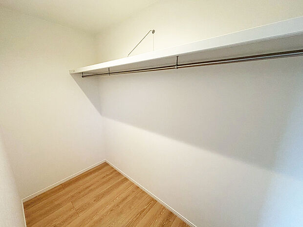 【ウォークインクローゼット　A号棟】■衣類の収納だけでなく、布団等の様々なものが収納可能
