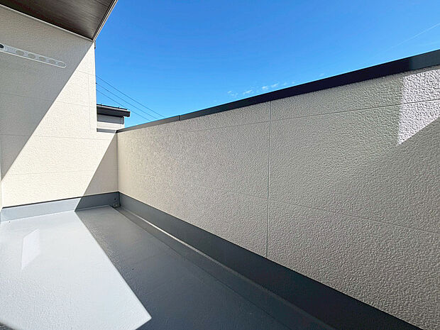 【バルコニー A号棟】■奥行きのあるバルコニー
■洗濯物が良く乾きます