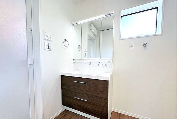 【 洗面　B号棟】■ヒーターなしでもくもりにくい「くもりどめコート」。
■引出し収納の他に３面ミラー裏にも高さを変えれる棚あり。
■シンクに継ぎ目などの凹凸がなく、飛び散った水滴をサッと拭き取れます。