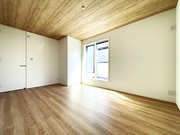 【主寝室 A号棟】■収納上手ウォークインクローゼット有り
■生活のしやすさを考えてコンセントを2か所に設置