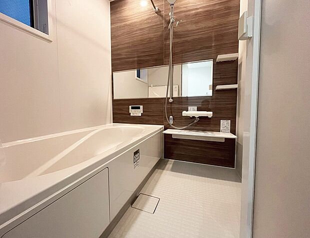 【浴室　B号棟】■リクシル　システムバスルーム「AX」。フロアはスポンジが奥まで入り掃除がラクラク。また独自の断熱層を使用しているため冬場でも冷やっとしません。