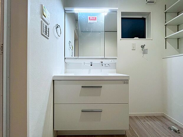 【洗面　E号棟】■リクシル　「EV」。洗面器一体型カウンターでつぎ目などの凹凸がなく汚れもさっとひと拭き。節水と省エネ性にすぐれた上から水のでるキレイアップ水栓。