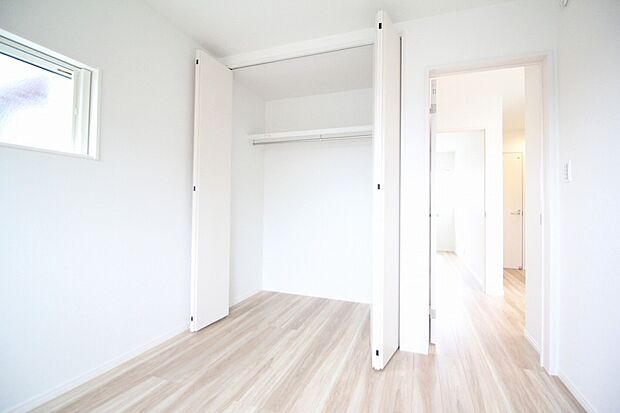 【洋室 同仕様写真 B号棟】■子ども部屋にぴったりな洋室にも広々クローゼット。吊りレールで開閉がスムーズにおこなえます。