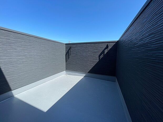 【バルコニー 同仕様写真 B号棟】■奥行きのあるバルコニー
■洗濯物が良く乾く南向き