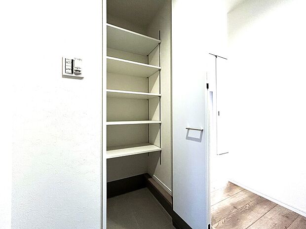 【土間収納　A号棟】■雨具やベビーカーなどの収納に便利な土間収納