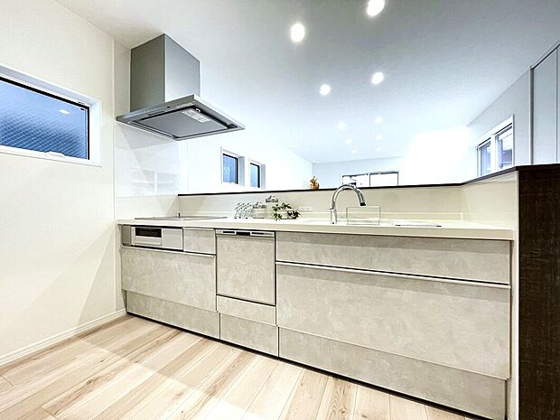 【キッチン】■IHクッキングヒーター・お手入れ楽々ガラストップ採用
■扉がゆっくり閉まるソフトモーションレール使用
■かざすと水が出るタッチレス水栓
■家事がはかどる食器洗い乾燥機付き。