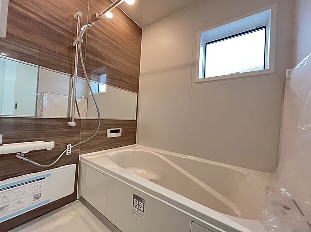 【浴室 B号棟現地写真】■リクシル システムバスルーム「AX」。フロアはスポンジが奥まで入り掃除がラクラク。また独自の断熱層を使用しているため冬場でも冷やっとしません。