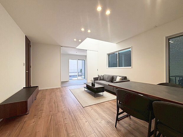 【リビング　E号棟】■リビングを見渡せる対面式キッチンだからお子様がいても安心