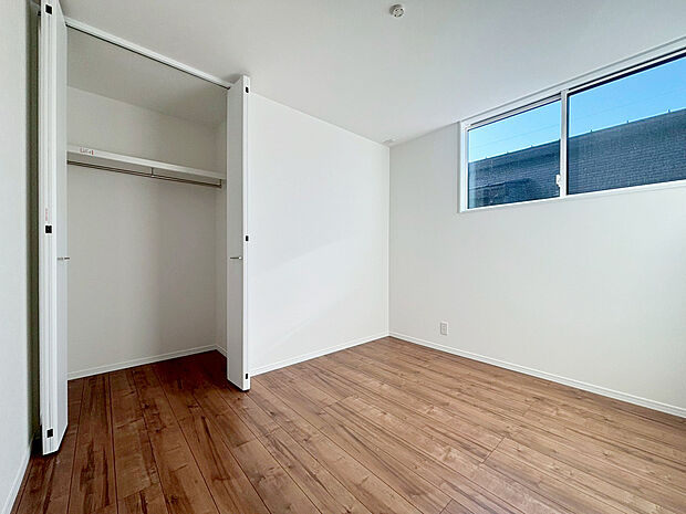 【洋室　E号棟】■子ども部屋にも広々クローゼット
■吊りレールで開閉がスムーズ