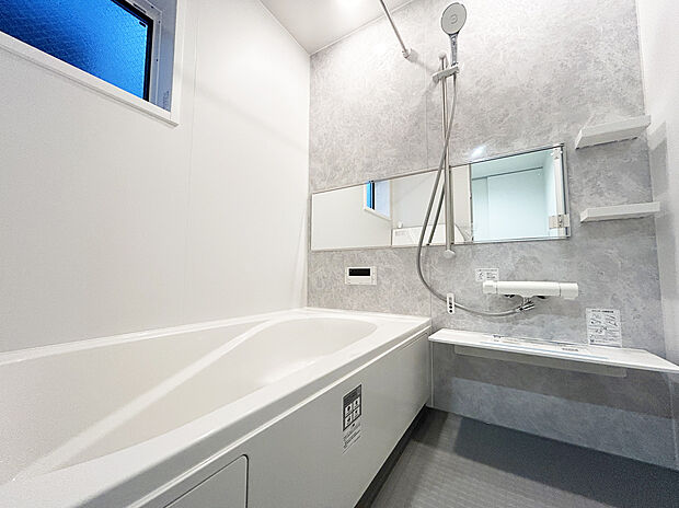 【浴室　C号棟】リクシル　システムキッチン「ES」【キレイサーモフロア】
スポンジが奥まで入り、お掃除ラクラク。独自の断熱層で寒い冬場でもヒヤッとしません。
【サーモバスS】
浴槽保温材と保温組フタのダブル保温で、時間が経っても浴槽内の温度を最小限に抑えます。
半身浴のできるベンチ付きの節水型の浴槽、排水口はシャワーなどの排水時に渦を起こして髪の毛やゴミをまとめてくれるためお掃除簡単で汚れもつきにくい構造になっています。