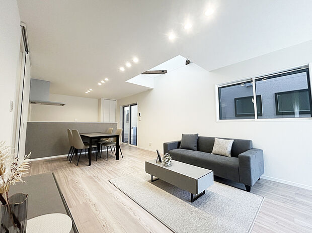 【リビング　C号棟】天井が高く、優しい光が差し込む開放的な吹き抜け。ガス温水式床暖房を搭載し、空気の乾燥、汚すことなく冬場でも快適です。

