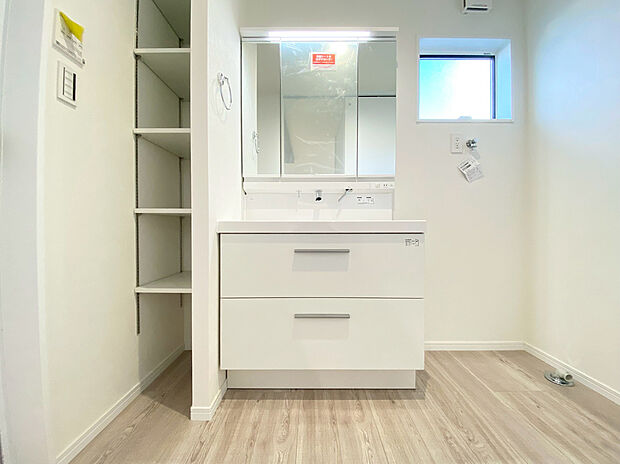 【洗面台 B号棟現地写真】■リクシル 「EV」。洗面器一体型カウンターでつぎ目などの凹凸がなく汚れもさっとひと拭き。また節水と省エネ性にすぐれた上から水のでるキレイアップ水栓