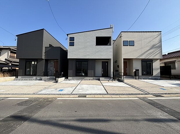 【左:A号棟、中央:B号棟、右:C号棟 ※C号棟ご成約済み】■完成済・内覧可■
お気軽にお問合せ下さいませ。