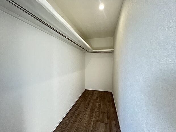 【WIC　A号棟現地写真】■ゴルフバックやキャリーケースなど、大きなものの収納場所にも困りません。季節の家電や、布団、衣替えの衣類なども収納することができます。